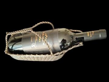 Zilverkleurig metalen flessenmandje beschikbaar voor biedingen