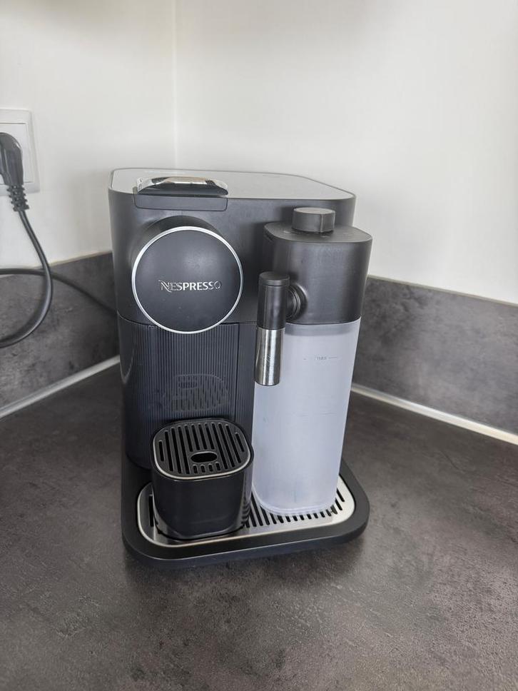 Nespresso DeLonghi Lattissima One INCL gratis 20 cups, Witgoed en Apparatuur, Koffiezetapparaten, Zo goed als nieuw, Koffiepads en cups