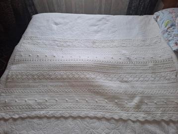 Handgemaakte witte deken beschikbaar voor biedingen