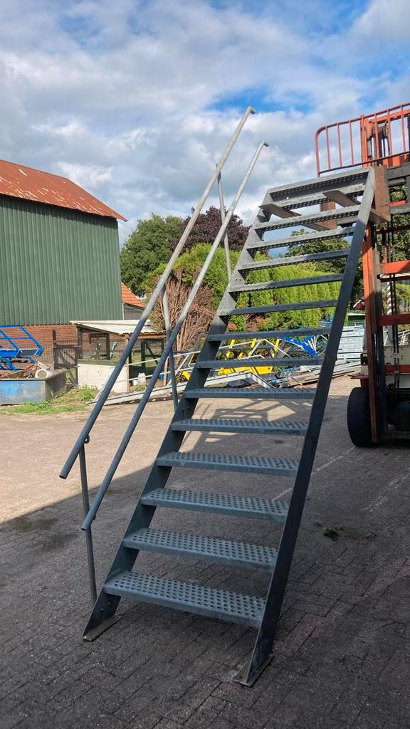 Stalen trap, Doe-het-zelf en Verbouw, Ladders en Trappen, Zo goed als nieuw, 2 tot 4 meter, Ophalen of Verzenden