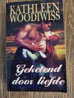 Getekend door liefde - Kathleen Woodiwiss, Boeken, Ophalen of Verzenden, Zo goed als nieuw, Kathleen Woodiwiss