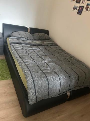 Zwart tweepersoonsbed 160x200 met lattenbodem beschikbaar voor biedingen