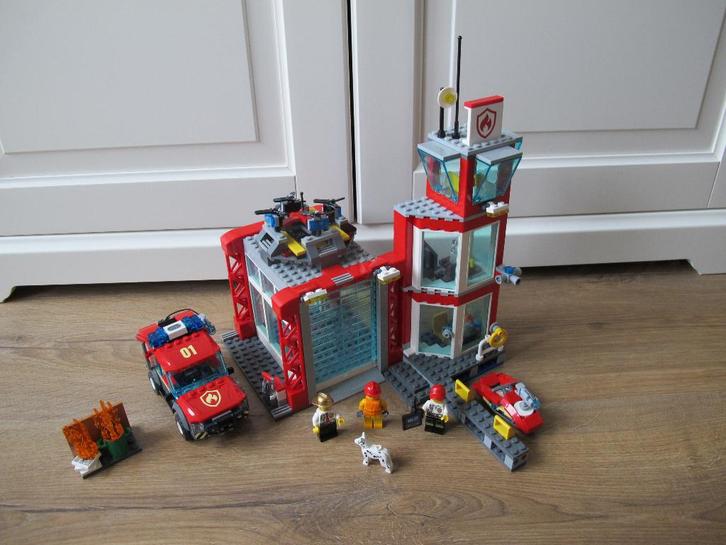 Lego City 60215 Brandweerkazerne, Kinderen en Baby's, Speelgoed | Duplo en Lego, Zo goed als nieuw, Lego, Complete set, Ophalen of Verzenden