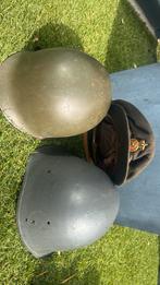 2 leger helmen en 1 leger hoed, Ophalen