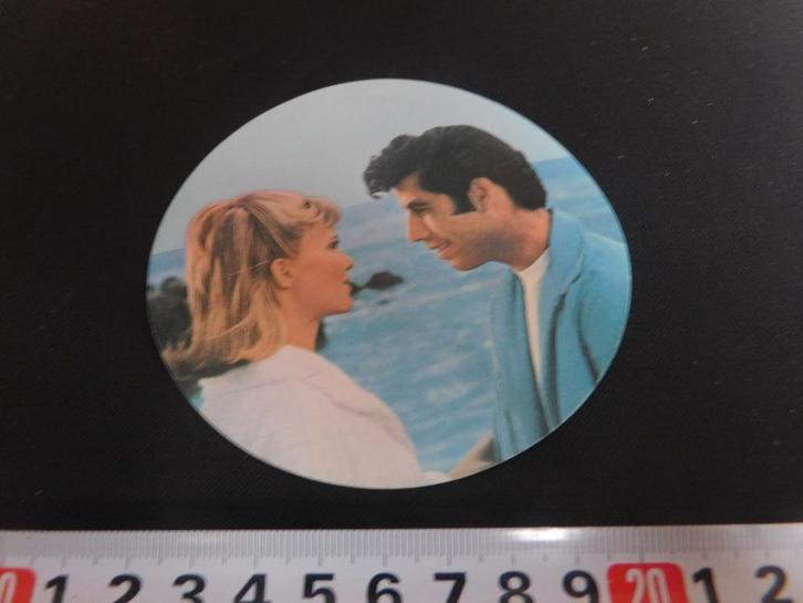 sticker John Travolta Olivia Newton - John  TY908, Verzamelen, Stickers, Zo goed als nieuw, Ophalen