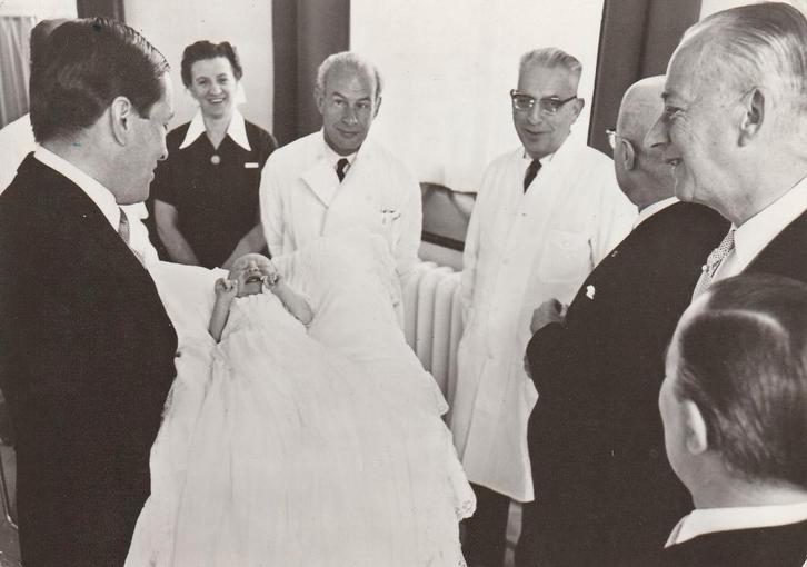 Ansichtkaart Pr. Claus & Pr. Willem Alexander & ziekenhsstaf, Verzamelen, Ansichtkaarten | Themakaarten, Ongelopen, 1960 tot 1980