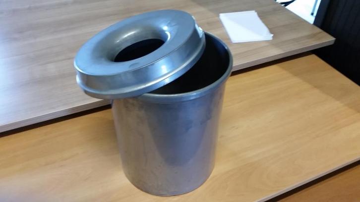 Vlamdovende Prullenbakken Zilvergrijs/ wit /zwart, Huis en Inrichting, Woonaccessoires | Prullenbakken, Gebruikt, Metaal, Ophalen
