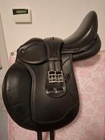Ikonic light dressuurzadel 16,5 inch met lakafwerking, Dieren en Toebehoren, Paarden en Pony's | Zadels, Ophalen, Zo goed als nieuw