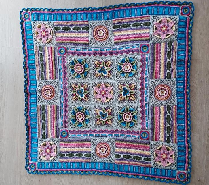 Gehaakte deken met bloemen en vlinders, 130 x 130 cm, Hobby en Vrije tijd, Breien en Haken, Nieuw, Haken, Overige typen, Ophalen of Verzenden