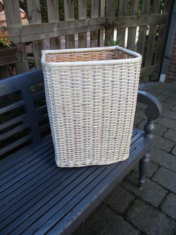 Rieten linnenmanden / kisten beschikbaar voor biedingen