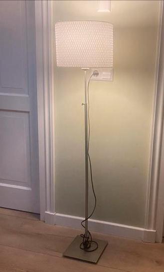 Nette vloerlamp met wittekap beschikbaar voor biedingen