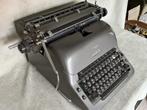 Oude typemachine Adler  met hoes, Diversen, Typemachines, Ophalen of Verzenden, Gebruikt