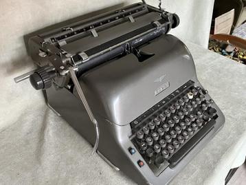 Oude typemachine Adler  met hoes  beschikbaar voor biedingen