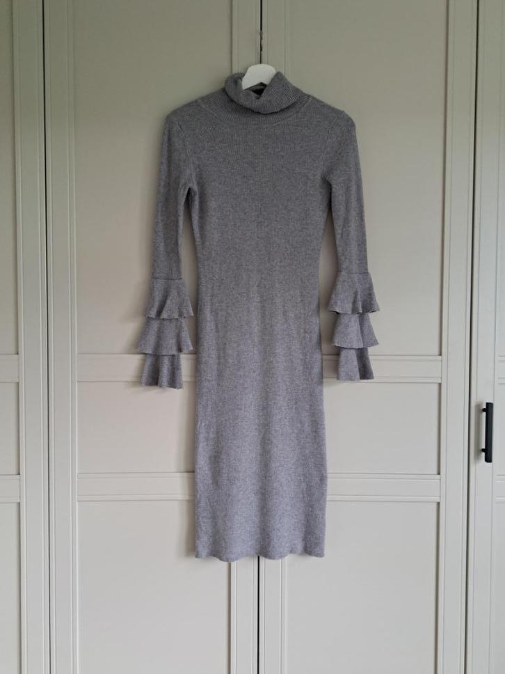 Gebreide jurk van White Icy met flared mouwen, maat S., Kleding | Dames, Jurken, Zo goed als nieuw, Maat 36 (S), Grijs, Onder de knie
