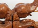 Twee houten boekensteunen van olifanten., Antiek en Kunst, Ophalen of Verzenden