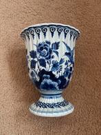 Delfts Blauwe Vaas met Bloemmotief, Ophalen of Verzenden