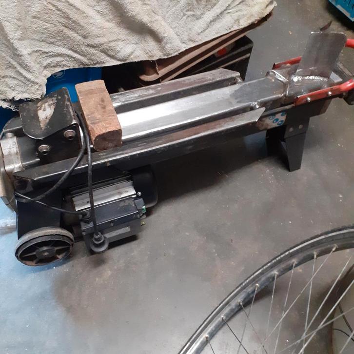 houtklover 5,5 ton drukkracht TE HUUR, Tuin en Terras, Kloofmachines, Zo goed als nieuw, Liggend, Elektrisch, Ophalen