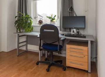 Groot en degelijk hoekbureau 200x240cm  beschikbaar voor biedingen