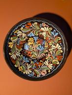 Hongaars volkskunst bord - Ø 24 cm, Ophalen of Verzenden, Zo goed als nieuw, Overige materialen
