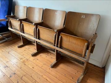 Vintage bioscoopstoelen met originele nummering beschikbaar voor biedingen