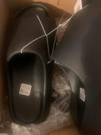 Yeezy slide maat 44, Kleding | Heren, Schoenen, Slippers, Verzenden, Zwart, Nieuw
