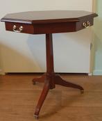Tafel 8 hoekig kleur notenhout. 65 cm hoog 64 cm doorsnede ., Antiek en Kunst, Antiek | Meubels | Tafels, Ophalen