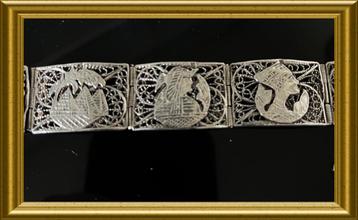 Mooie zilveren armband met Egyptische afbeeldingen beschikbaar voor biedingen