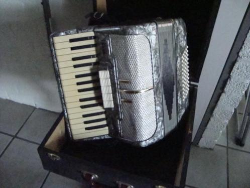 Decoratie: Accordeon met koffer, merk onbekend., Muziek en Instrumenten, Accordeons, Gebruikt, Toetsaccordeon, 60-bas, Overige merken