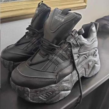 Nieuwe zwarte sneakers 39 beschikbaar voor biedingen