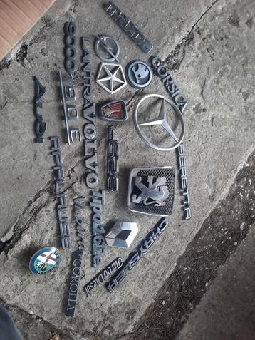 diverse (oldtimer) auto emblemen beschikbaar voor biedingen