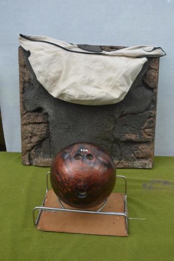 Decoratie: oude bowlingbal mooi gevlamd met houder en tas beschikbaar voor biedingen
