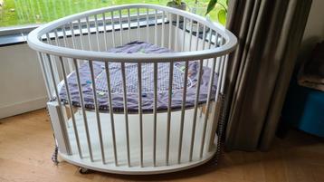 box op wieltjes, incl 2 remmen,leuke vorm, incl 2 boxkleden  beschikbaar voor biedingen