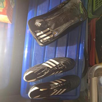 Voetbal schoenen en scheenbeschermers te koop. 