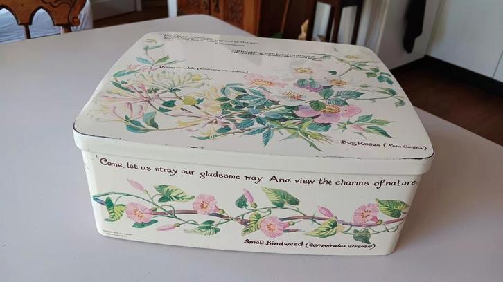 Groot blik met bloemmotief.
Web & bower.
Print Edith Holden, Verzamelen, Blikken, Zo goed als nieuw, Overige, Overige merken, Ophalen of Verzenden