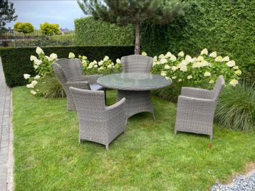 Prachtige tuinset met ronde tafel beschikbaar voor biedingen