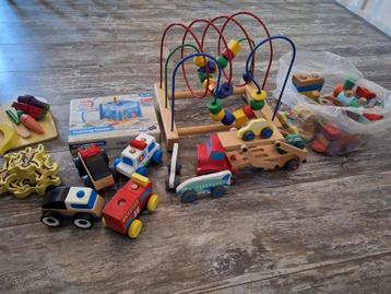 Divers houten speelgoed beschikbaar voor biedingen