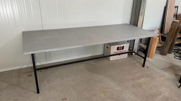 Eettafel betonlook beschikbaar voor biedingen