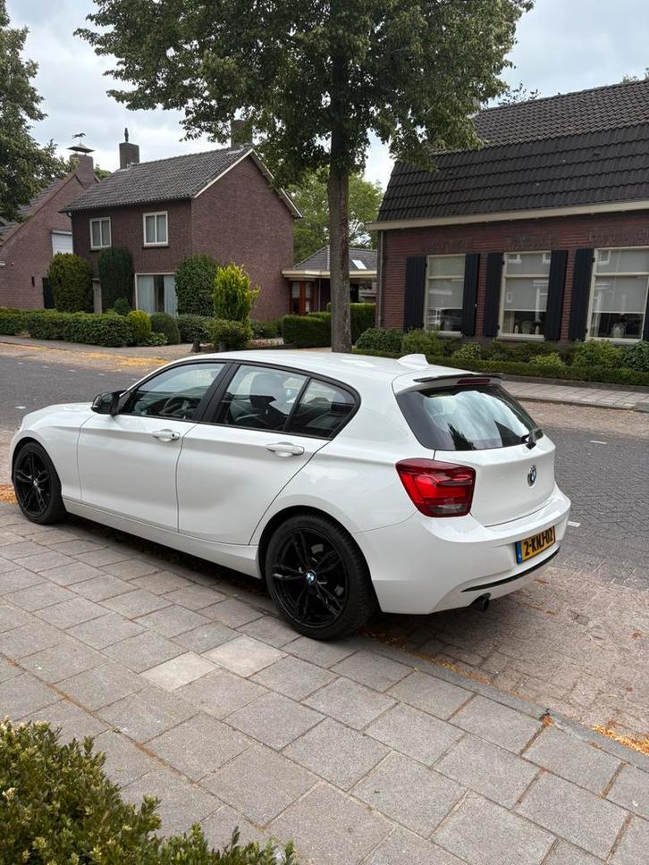 BMW 1-Serie f20116I  ede sport100KW 5DR 2013 Wit, Auto's, BMW, Particulier, 1-Serie, Benzine, A, Hatchback, Handgeschakeld, Origineel Nederlands