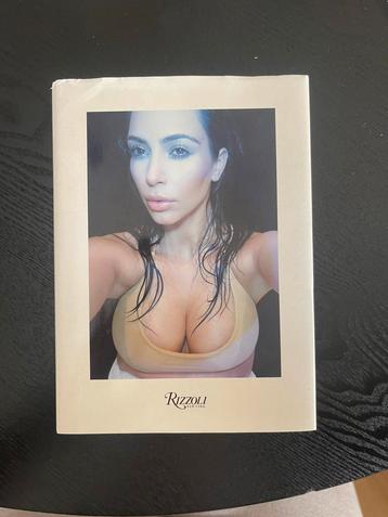 Kim Kardashian Selfish beschikbaar voor biedingen