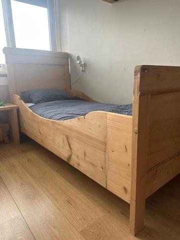 Prachtig brocante kinderbed van echt grenen hout beschikbaar voor biedingen