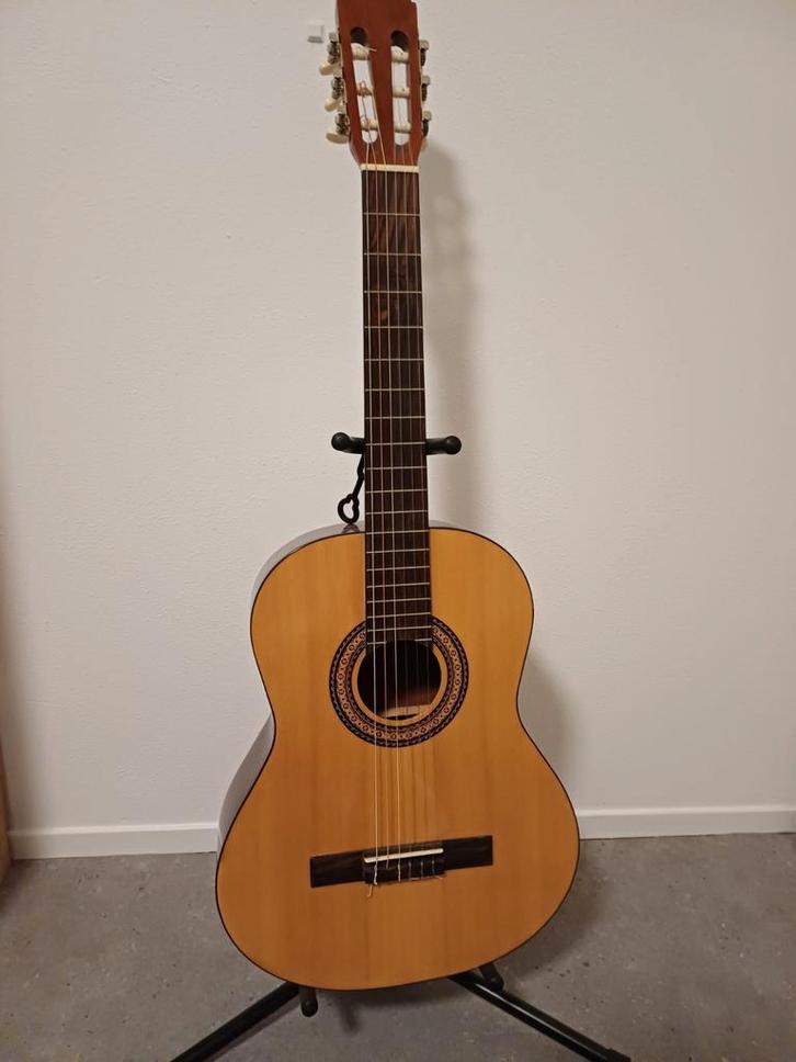 Gitaar voor beginners + accessoires, Muziek en Instrumenten, Snaarinstrumenten | Gitaren | Akoestisch, Gebruikt, Klassieke of Spaanse gitaar