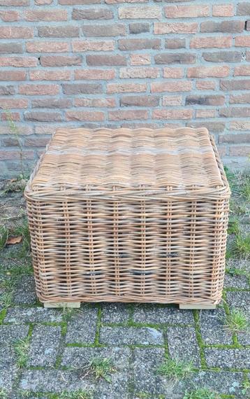 Rieten Rotan hocker voetenbank bijzettafel salontafel  beschikbaar voor biedingen