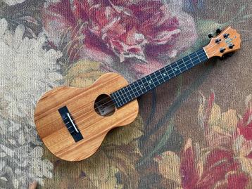 KoAloha KTM-00 Tenor Ukulele – Topkwaliteit Hawaï + Hardcase, Muziek en Instrumenten, Ophalen of Verzenden, Zo goed als nieuw