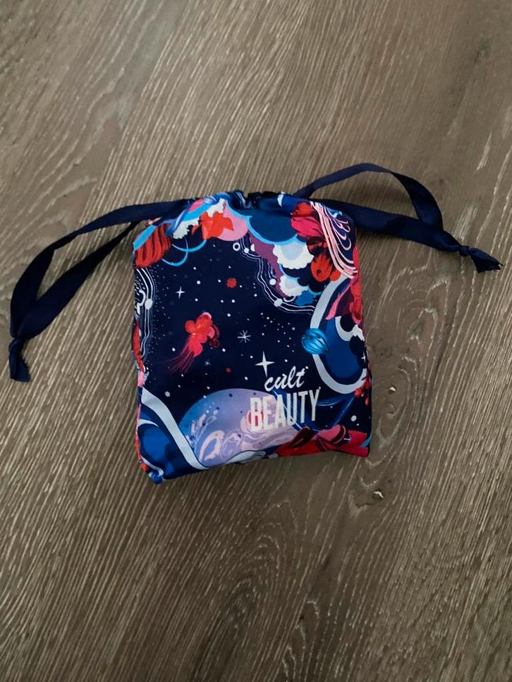 007 - Cult beauty Satin pillowcase and sleep mask, Sieraden, Tassen en Uiterlijk, Uiterlijk | Cosmetica en Make-up, Nieuw, Toebehoren