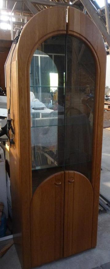 houten vitrinekast met spiegel en verlichting GRATIS