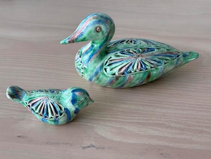 Kunst aardewerk Eend en Vogeltje in Fries kerfsnee techniek, Antiek en Kunst, Kunst | Beelden en Houtsnijwerken, Ophalen of Verzenden