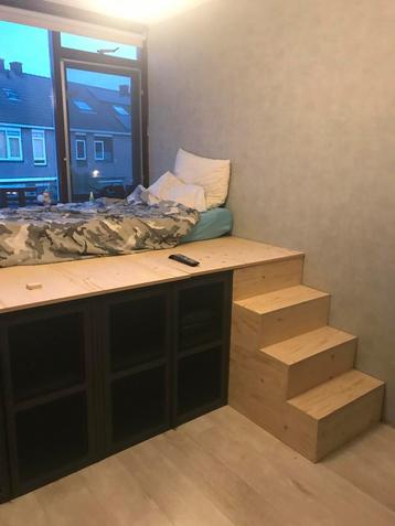 Houten podium bed met 2 kastjes en trap beschikbaar voor biedingen