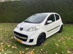 Peugeot 107 1.0-12V XS airco 2010 wit, Voorwielaandrijving, Gebruikt, 4 stoelen, Origineel Nederlands
