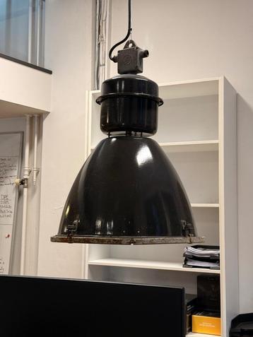 Industriele hanglamp beschikbaar voor biedingen