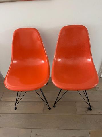 2 Eames Light Orange fiberglass stoel beschikbaar voor biedingen
